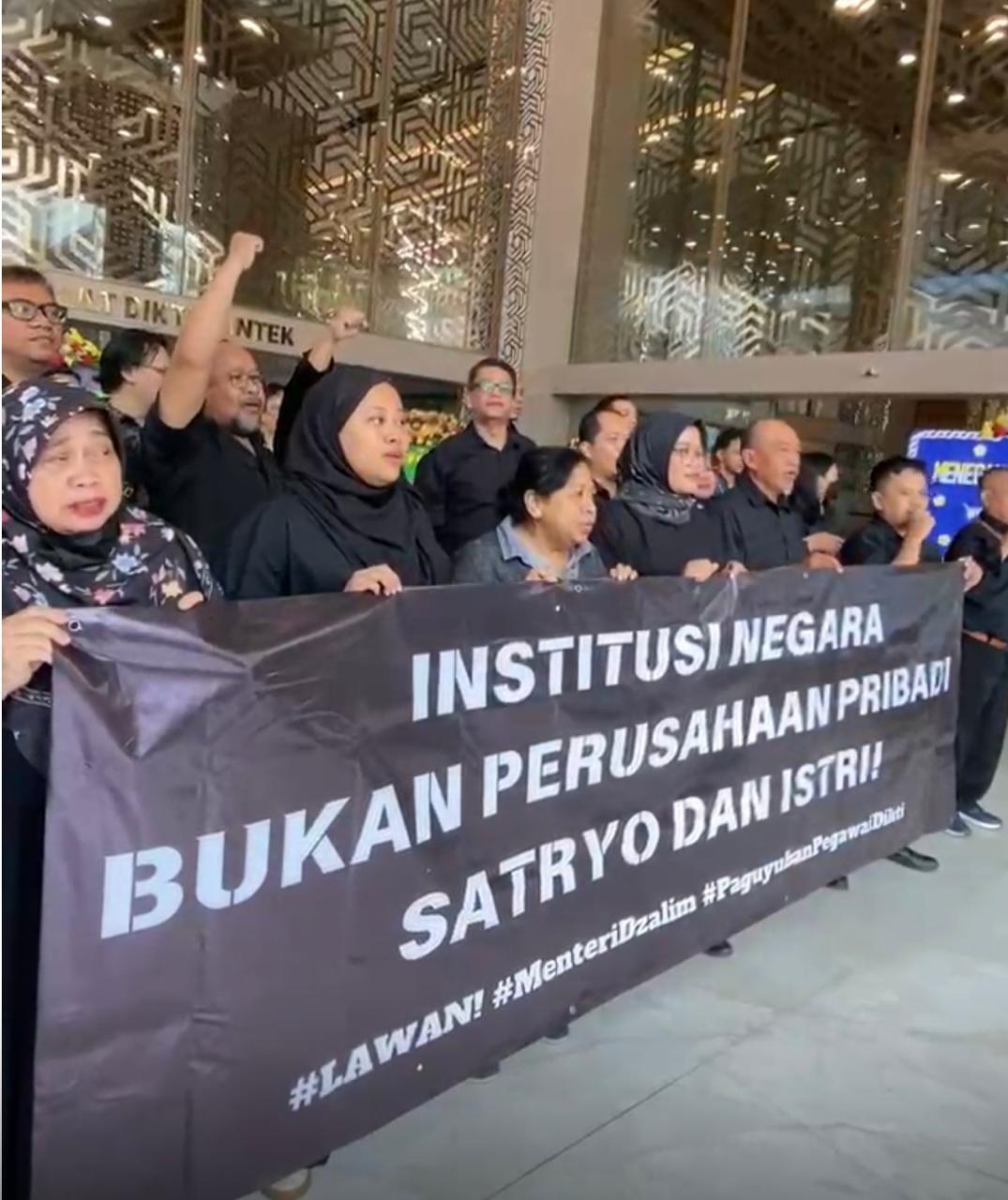Aksi Damai di Depan Kantor Kemendiktisaintek, Protes Menteri yang Suka Main Tampar & Main Pecat