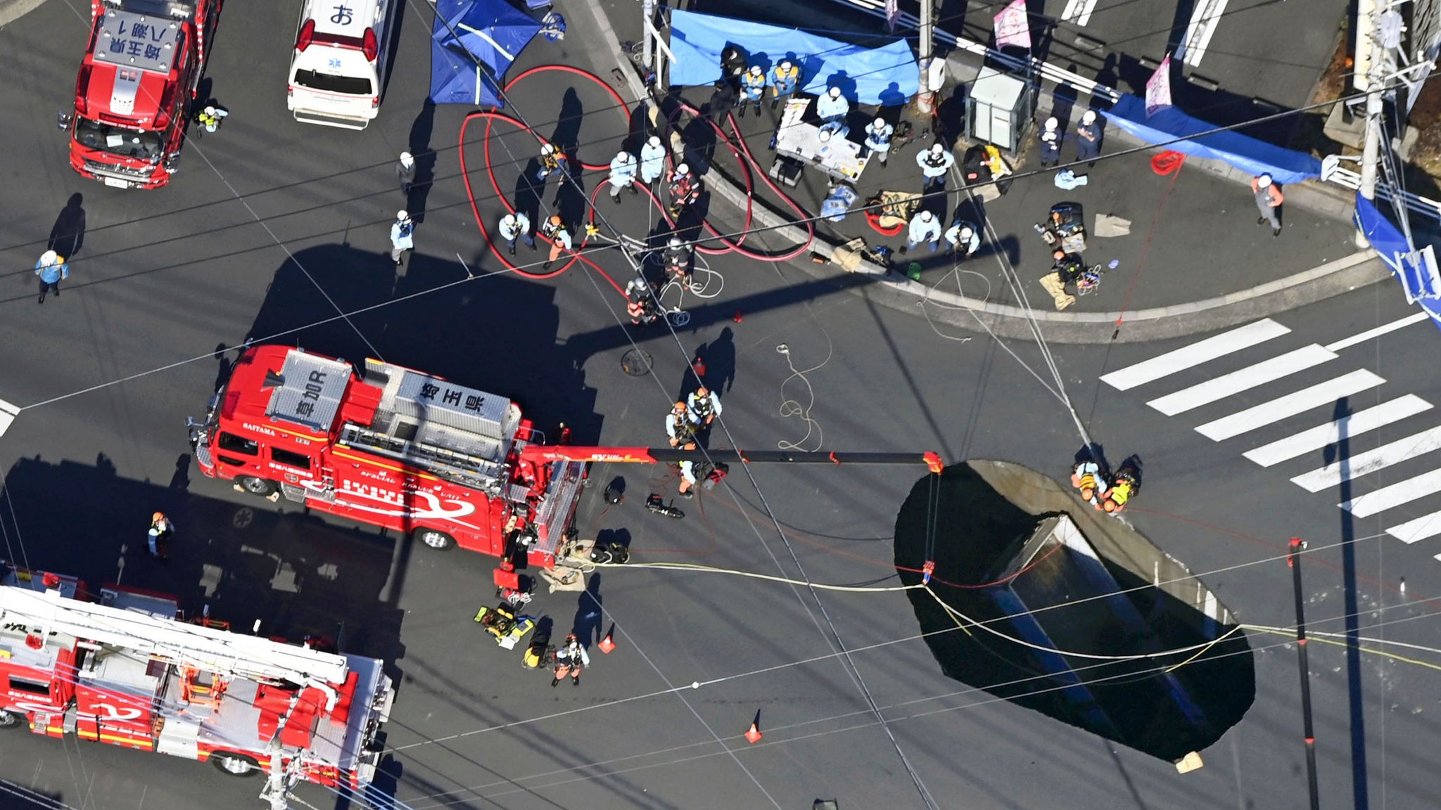 Jalan di Jepang Ambruk Hingga Membentuk Lubang Raksasa, Sebuah Truk Terjebak di Dalam