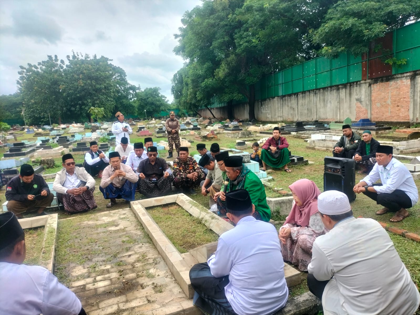 Ratusan Warga Nahdliyin Cikarang Barat Gelar Ziarah Kubur Awali Rangkaian Harlah NU ke-102