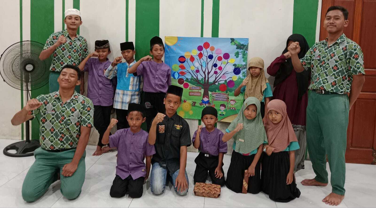 Kunjungi Panti Asuhan Bonek, Santri SMASIF Bumi Shalawat Berbagi Kebahagiaan dengan Yatim