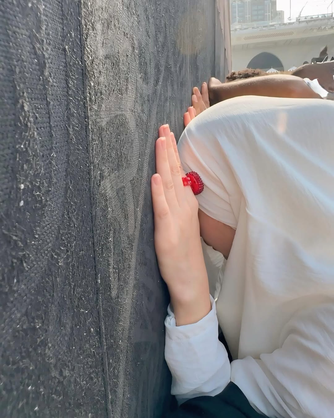 5 Potret Memesona Iris Wullur saat Beribadah Umrah di Tengah Isu Diselingkuhi