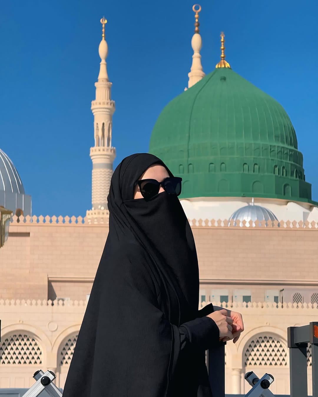 5 Potret Memesona Iris Wullur saat Beribadah Umrah di Tengah Isu Diselingkuhi