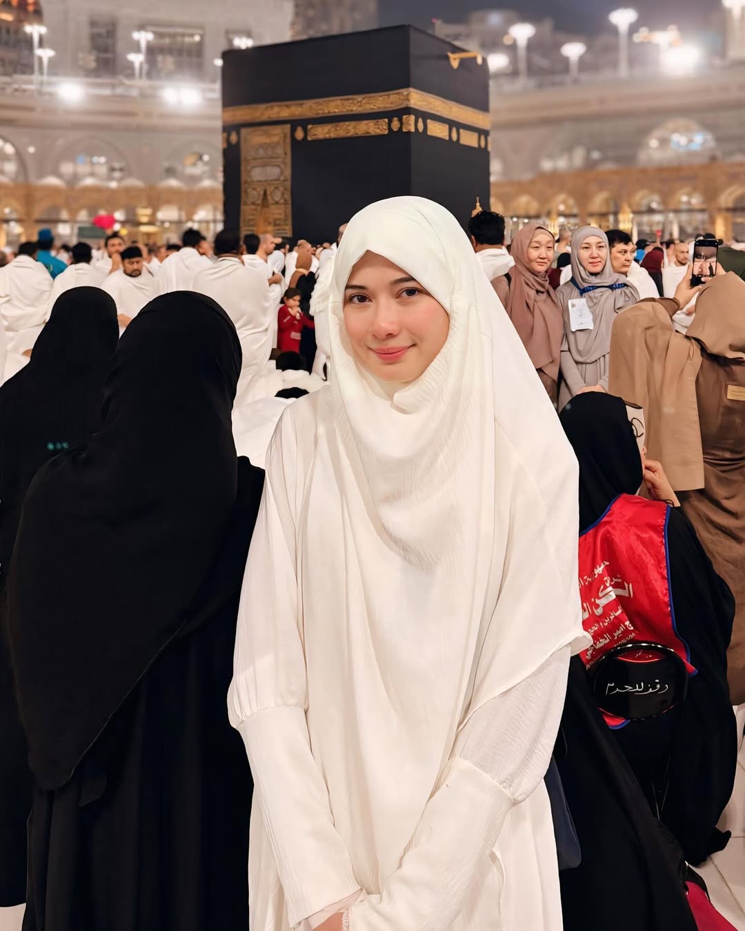 5 Potret Memesona Iris Wullur saat Beribadah Umrah di Tengah Isu Diselingkuhi