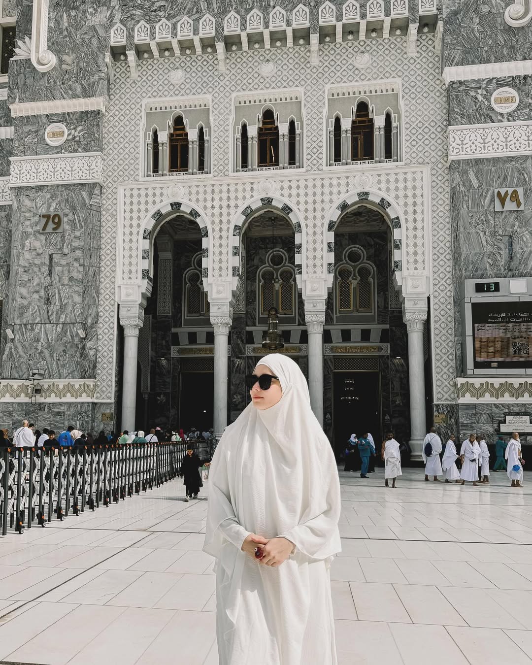 5 Potret Memesona Iris Wullur saat Beribadah Umrah di Tengah Isu Diselingkuhi
