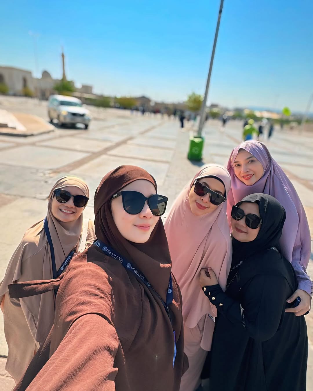 5 Potret Memesona Iris Wullur saat Beribadah Umrah di Tengah Isu Diselingkuhi