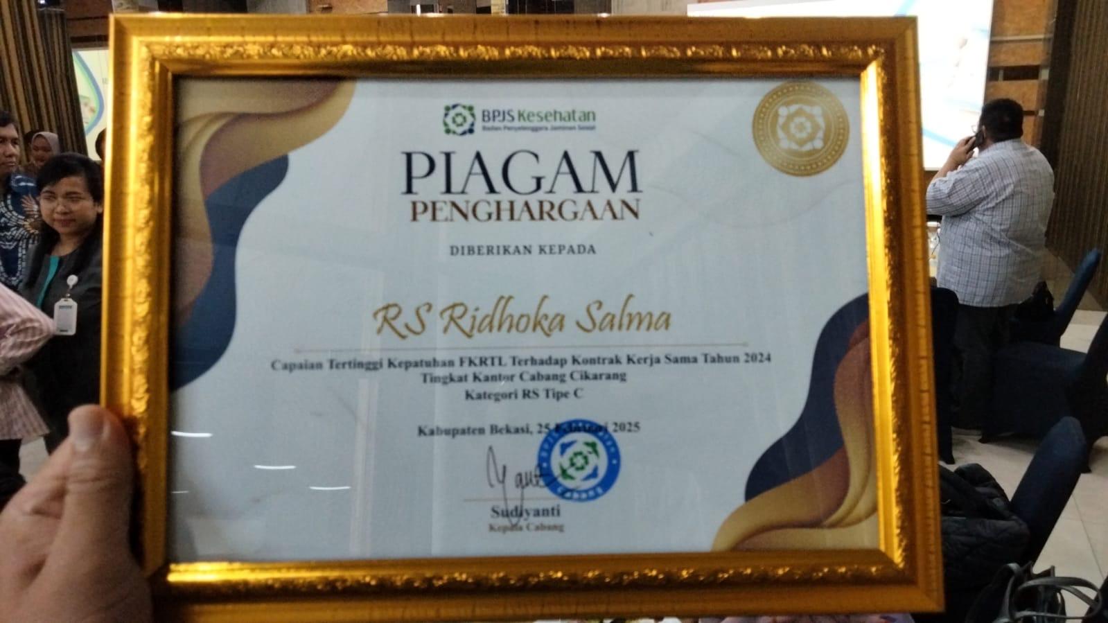 RS Ridhoka Salma Raih Penghargaan sebagai Rumah Sakit dengan Capaian Kepatuhan Tertinggi Kontrak Kerja Sama 2024
