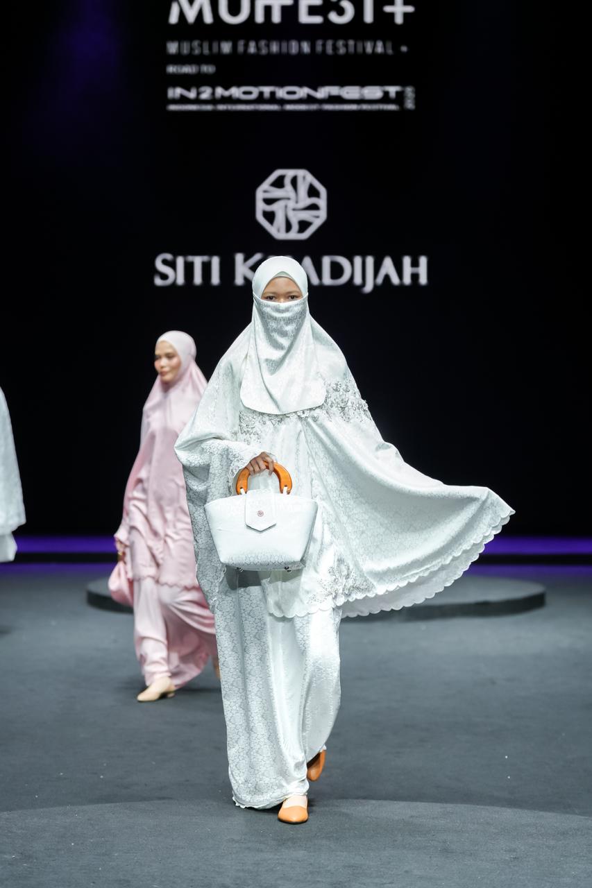 Perdana, Mukena Ikutan Fashion Show di Panggung Runway Muffest+ 2025