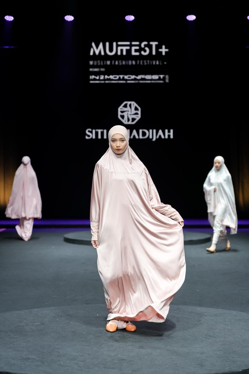 Perdana, Mukena Ikutan Fashion Show di Panggung Runway Muffest+ 2025