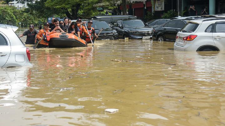 3 Meter Air Mengepung! Bekasi Lumpuh Total, Wali Kota: 'Limpasan Luar Biasa'