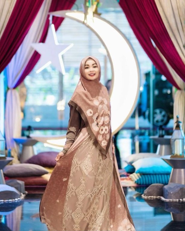 Sontek Inspirasi Outfit Bukber Ini, Stylish dan Bikin Tambah Percaya Diri