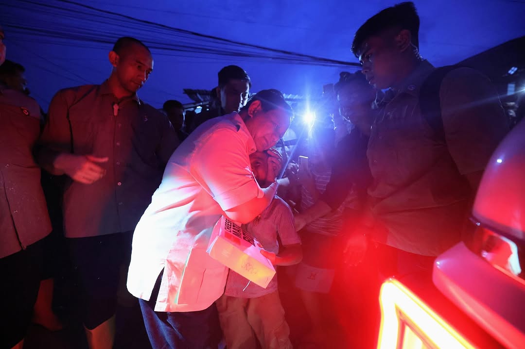 5 Potret Langka Presiden Prabowo Kunjungi Korban Banjir dengan Jalan Kaki