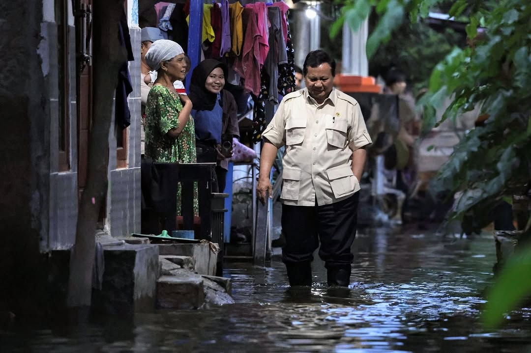 5 Potret Langka Presiden Prabowo Kunjungi Korban Banjir dengan Jalan Kaki