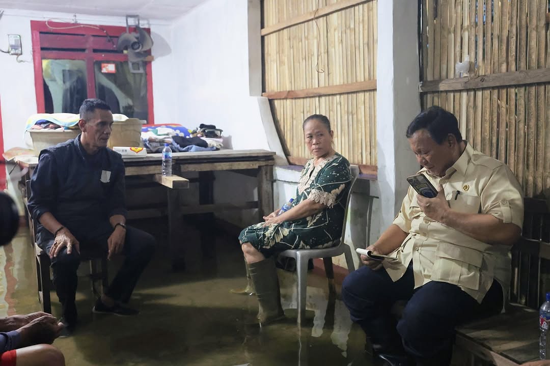 5 Potret Langka Presiden Prabowo Kunjungi Korban Banjir dengan Jalan Kaki