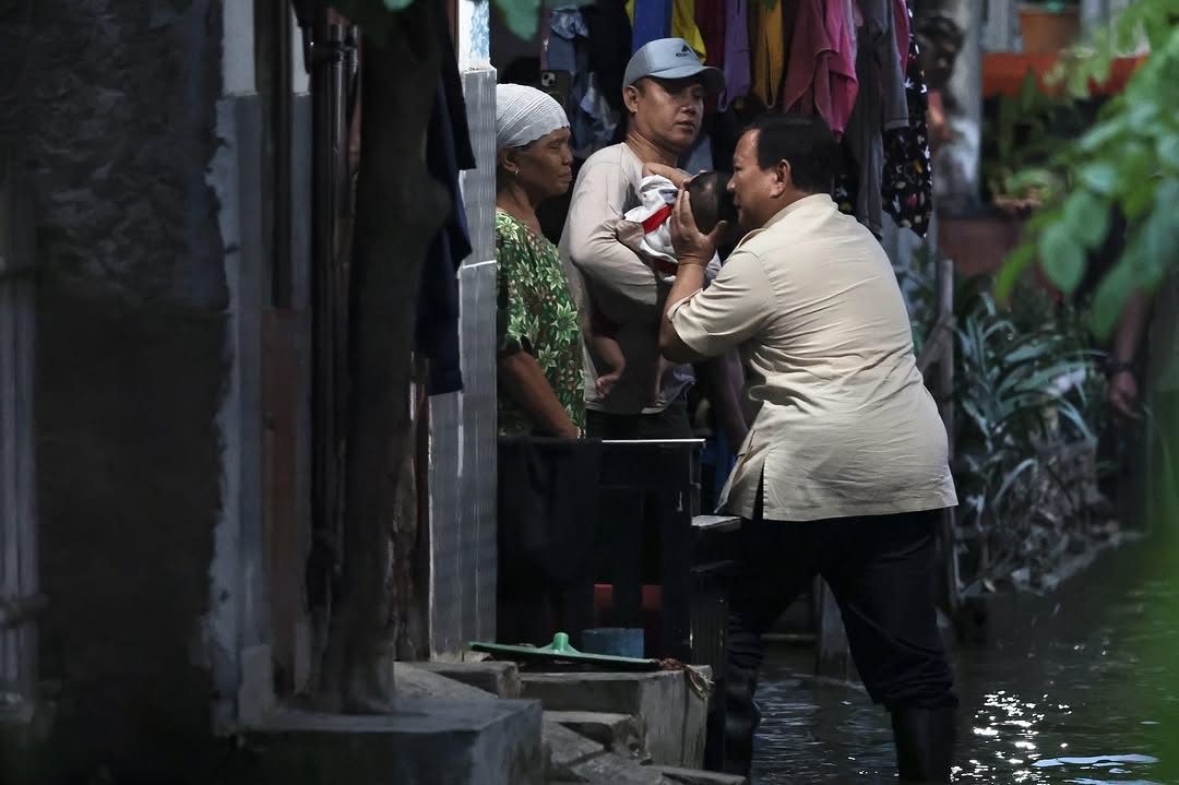 5 Potret Langka Presiden Prabowo Kunjungi Korban Banjir dengan Jalan Kaki