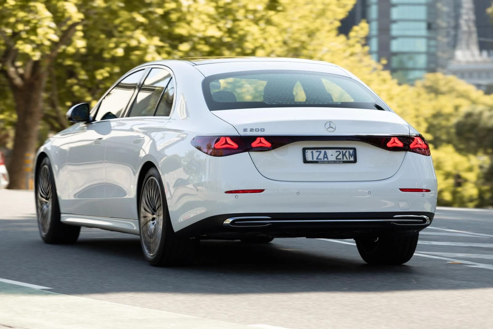 Harga dan Spesifikasi Mercedes-Benz E-Class 2025: E200 Termasuk Harganya Terjangkau