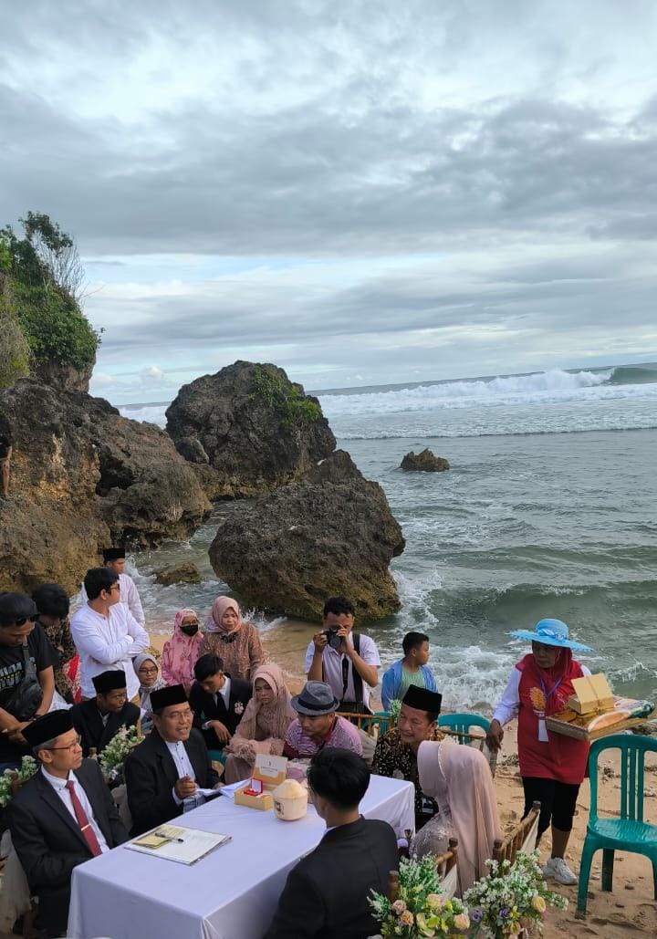 Romantisnya, 9 Pasangan Pengantin Menikah Gratis di Pantai Sundak Gunungkidul