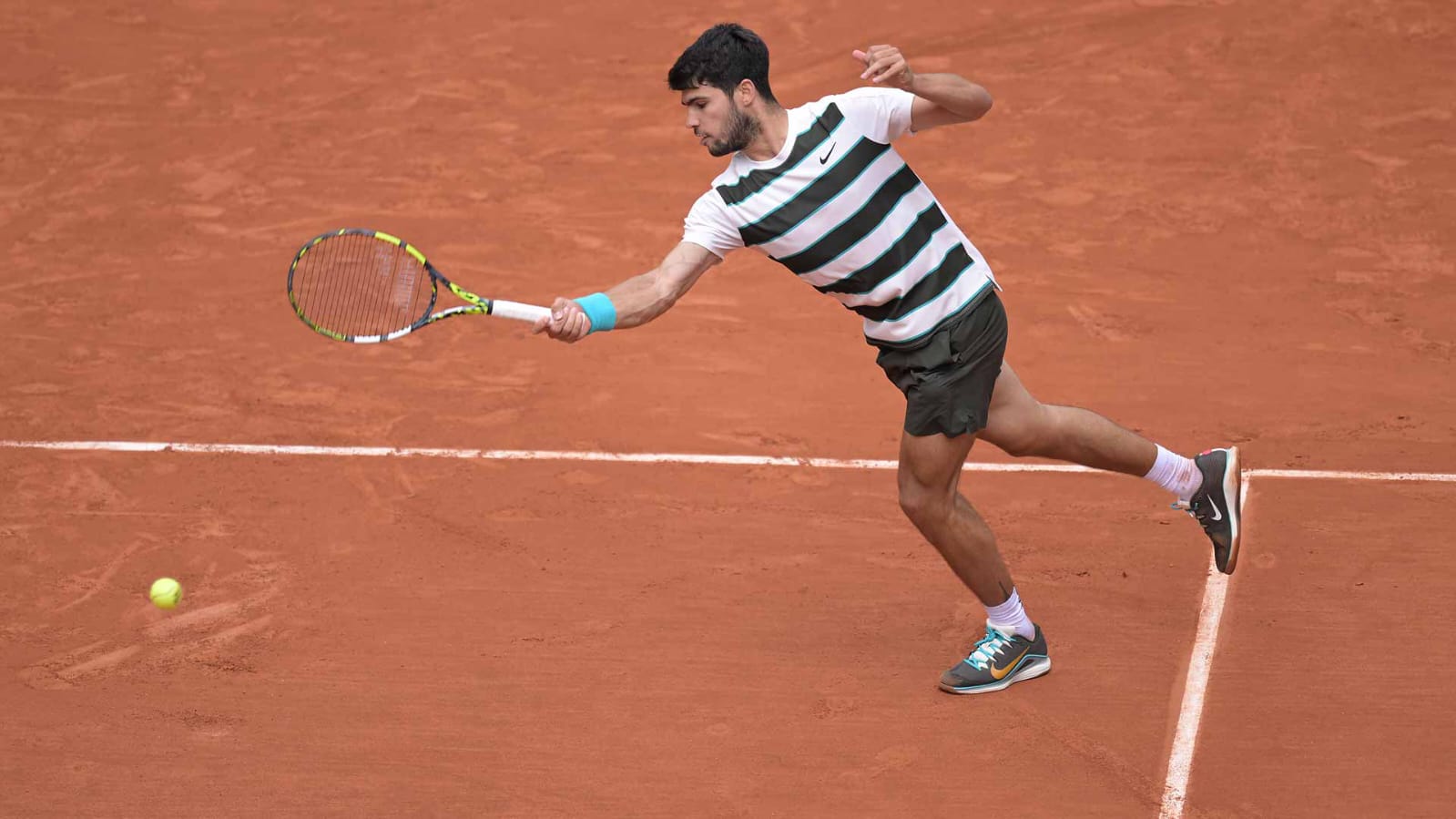 Alcaraz Tumbangkan Dzumhur di Babak Ketiga Roland Garros, Rune Lolos, Arthur Fils Mundur Akibat Cedera Punggung