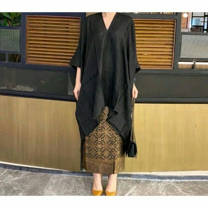 Blouse Bisa Jadi Pilihan Outfit Idul Adha Selain Kaftan, Simak Inspirasi Gaya Ini