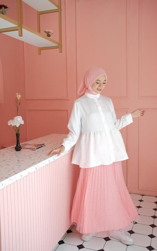Blouse Bisa Jadi Pilihan Outfit Idul Adha Selain Kaftan, Simak Inspirasi Gaya Ini