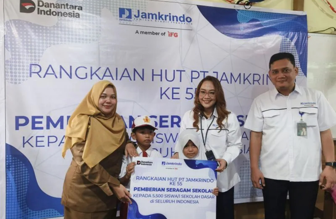 Jamkrindo Rayakan HUT Ke-55 dengan Bantu Pendidikan Dasar lewat Seragam Sekolah