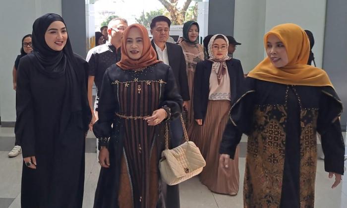 Wisuda UIN Malang Heboh, Anang dan Istrinya, Ashanti Ikut Hadir Semangati Para Wisudawan