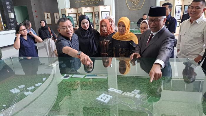 Wisuda UIN Malang Heboh, Anang dan Istrinya, Ashanti Ikut Hadir Semangati Para Wisudawan