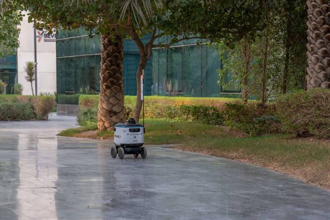 Robot Pengantar Makanan Komersial Pertama Diluncurkan di Arab Saudi