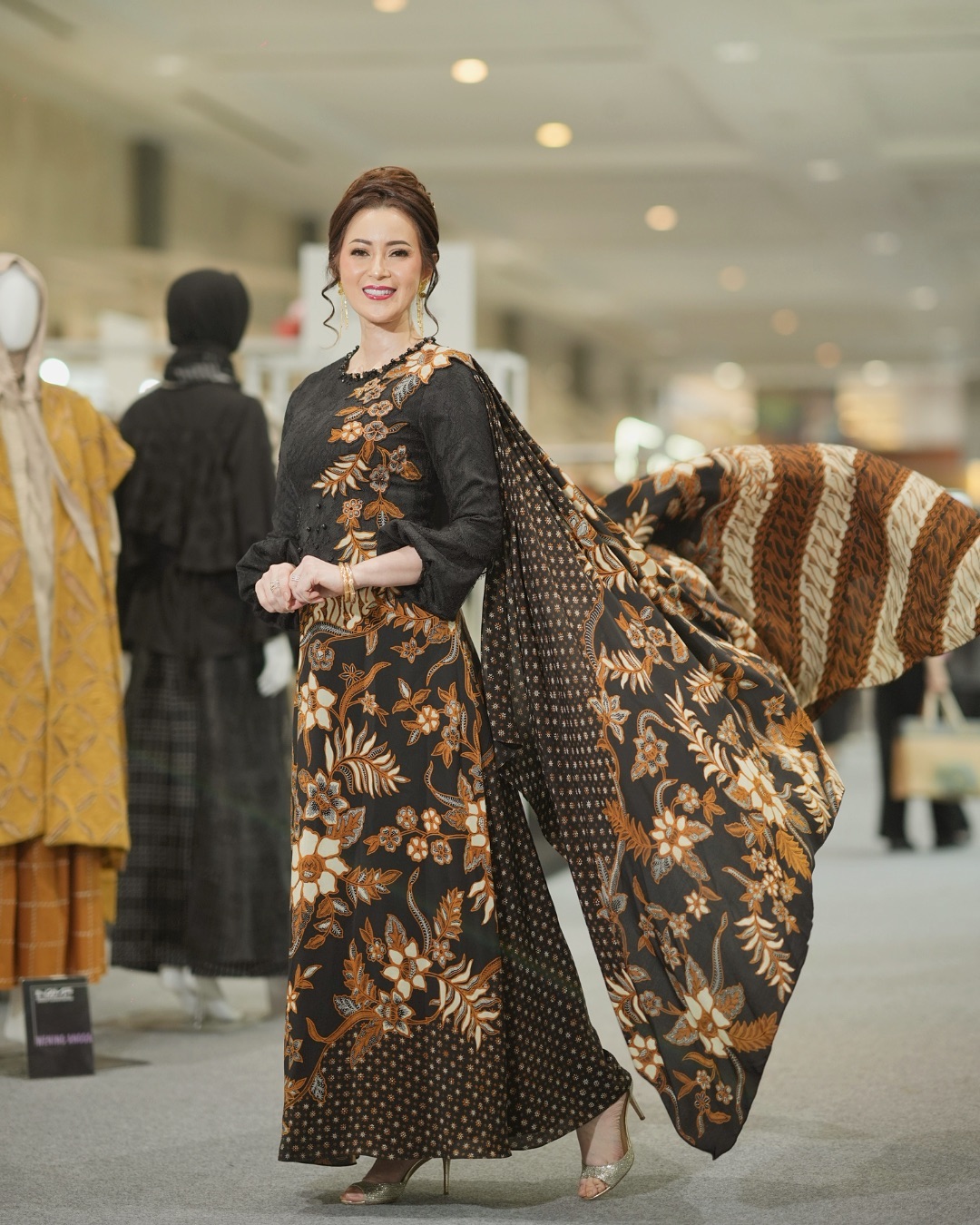 Pesona Alexandra Askandar, Bankir Cantik dalam Balutan Wastra Nusantara