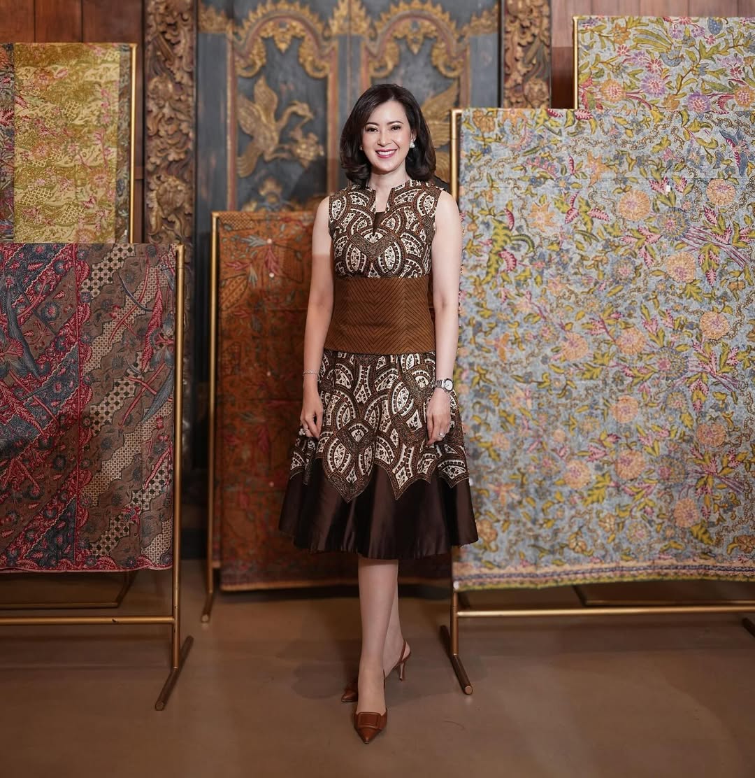 Pesona Alexandra Askandar, Bankir Cantik dalam Balutan Wastra Nusantara