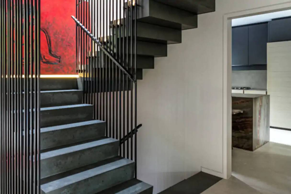 7 Desain Tangga Rumah untuk Hunian Mungil, Hemat Ruang dan Nggak Kelihatan Sumpek