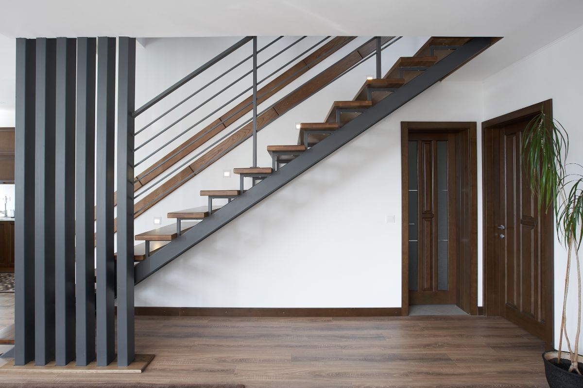 7 Desain Tangga Rumah untuk Hunian Mungil, Hemat Ruang dan Nggak Kelihatan Sumpek