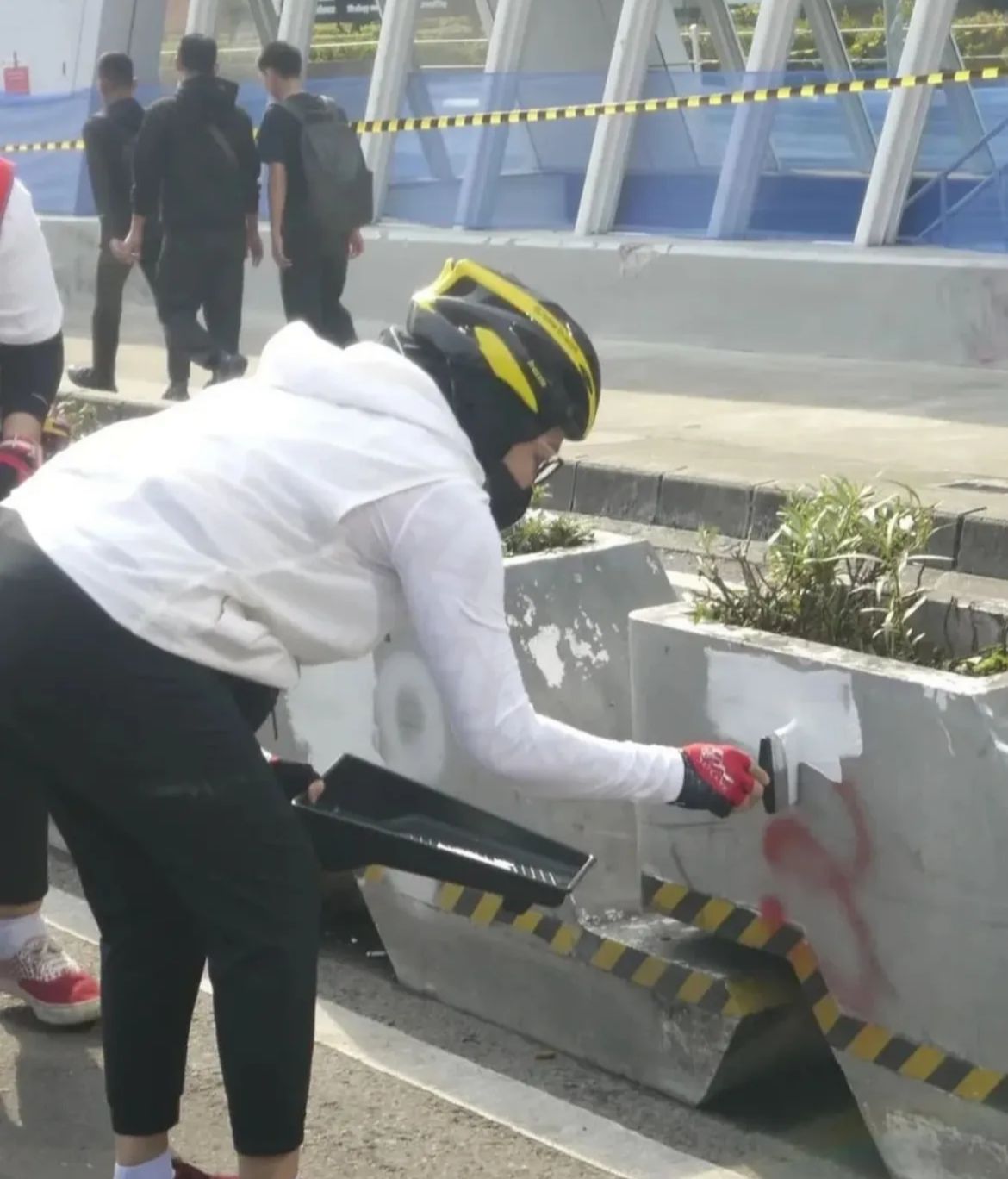 Respek, Aksi Koalisi Pejalan Kaki dan Koalisi Pesepeda Bantu Bersihkan Jalanan Imbas Demo