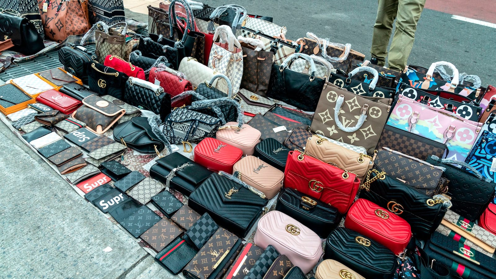 Tas Chanel, Louis Vuitton, dan Hermès Palsu dari Tiongkok: Mengkaji Fenomena Daring dan Risikonya Bagi Konsumen