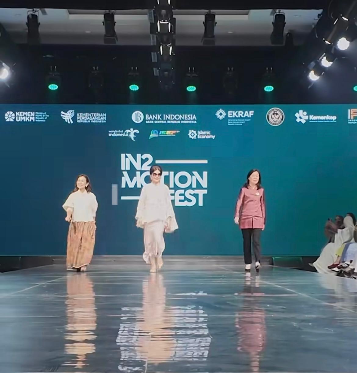 Momen Menarik di IN2MOTIONFEST 2025, Gubernur BI Melenggang di Catwalk Bak Model Profesional