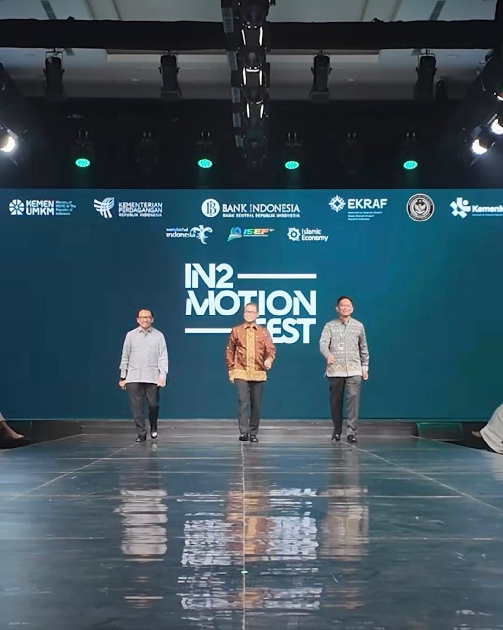 Momen Menarik di IN2MOTIONFEST 2025, Gubernur BI Melenggang di Catwalk Bak Model Profesional