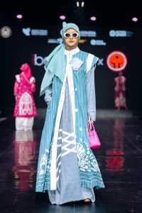 Koleksi Dua Sisi Dunia Karya Najua Yanti Hadirkan Gaya Feminin Elegan dalam Balutan Batik NTB