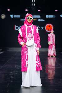 Koleksi Dua Sisi Dunia Karya Najua Yanti Hadirkan Gaya Feminin Elegan dalam Balutan Batik NTB