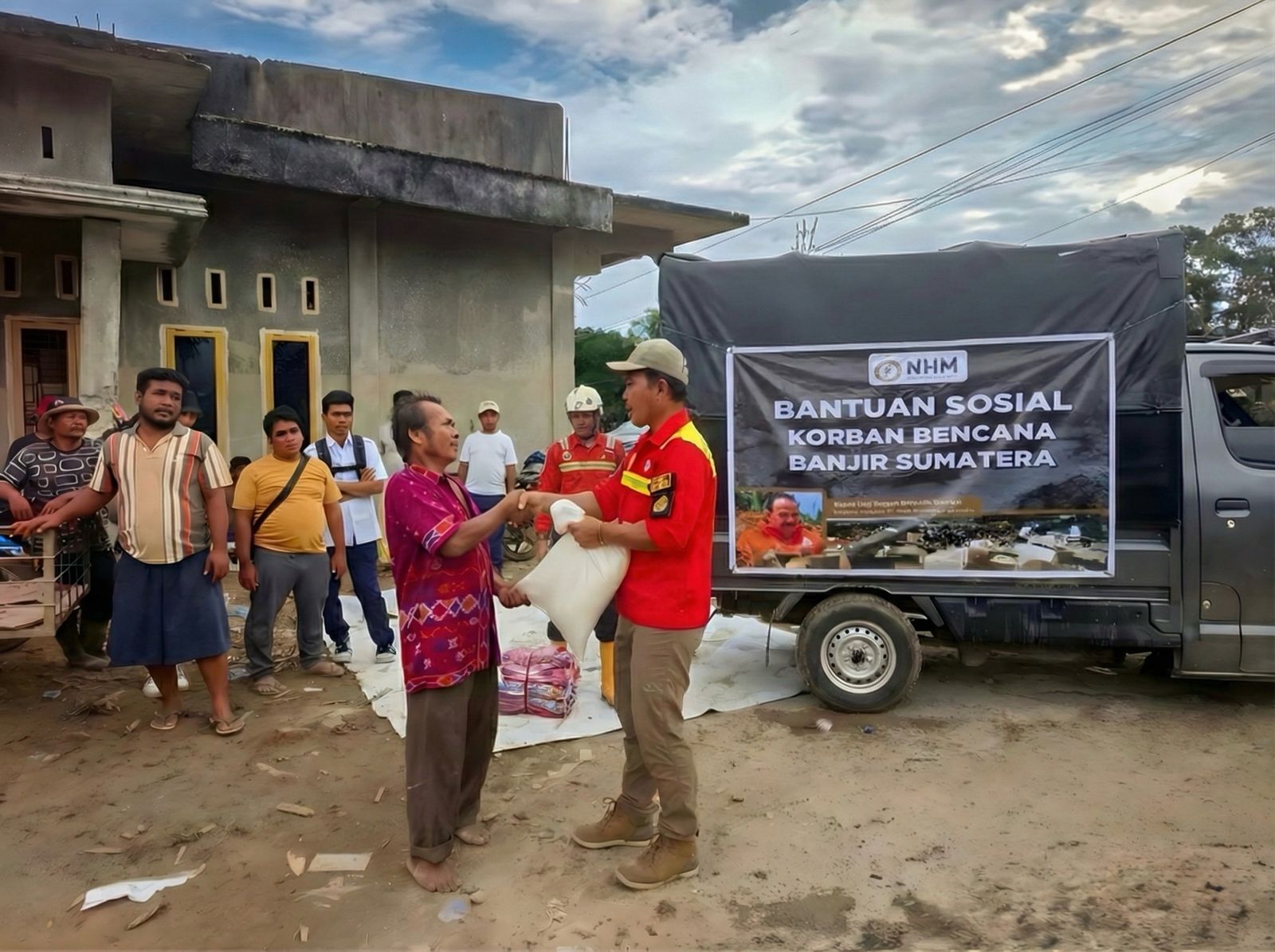 Respons Cepat Bencana, NHM Salurkan Bantuan Sosial bagi Pengungsi di Sumatera Utara