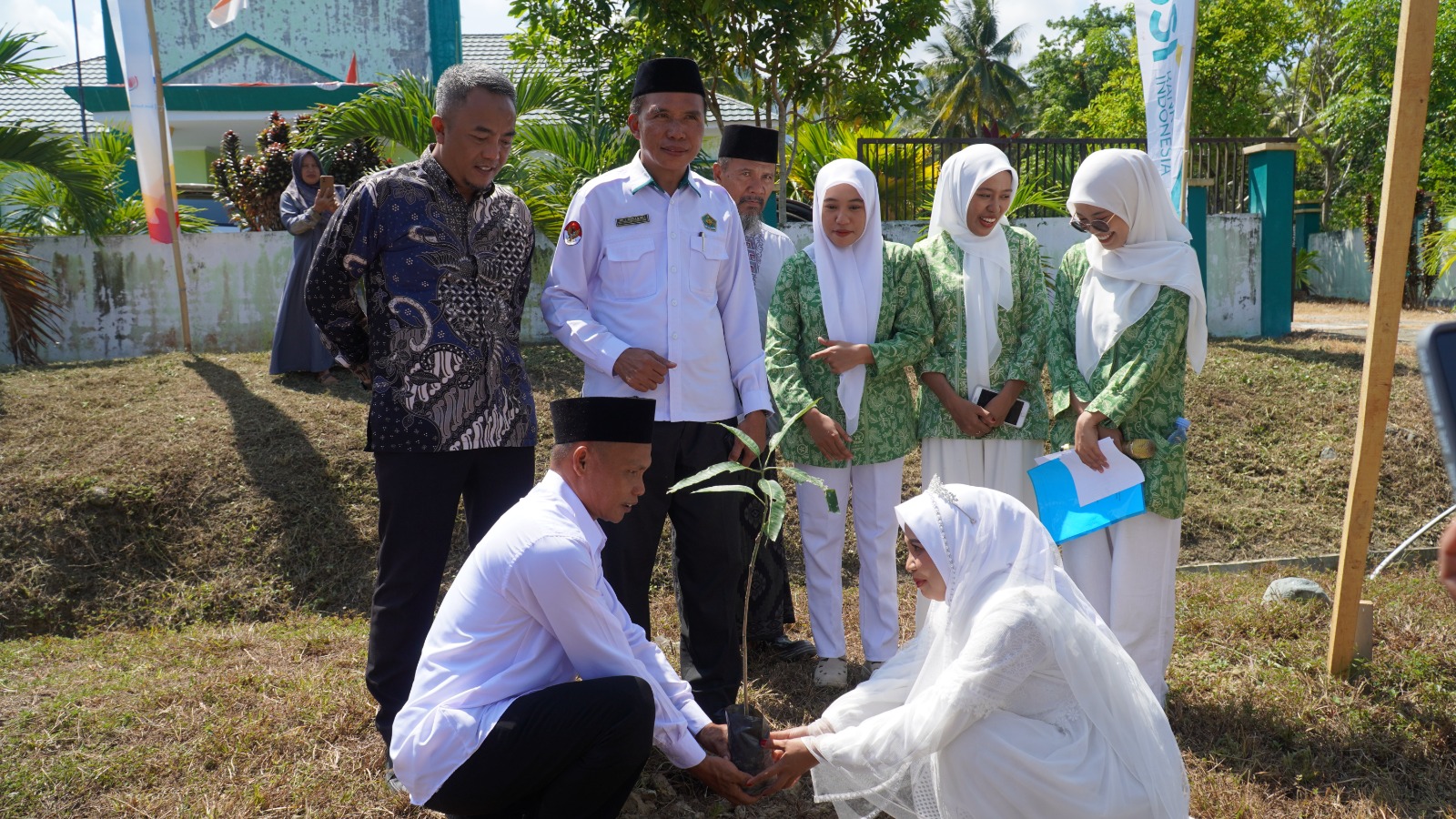 Pengantin Wajib Menanam Pohon Usai Akad Nikah di Kantor KUA Ini