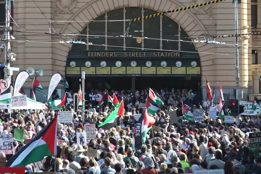 Usai Demo Berujung Bentrok di Sidney, Kini di Melbourne Ribuan Orang Turun ke Jalan Tolak Presiden Israel