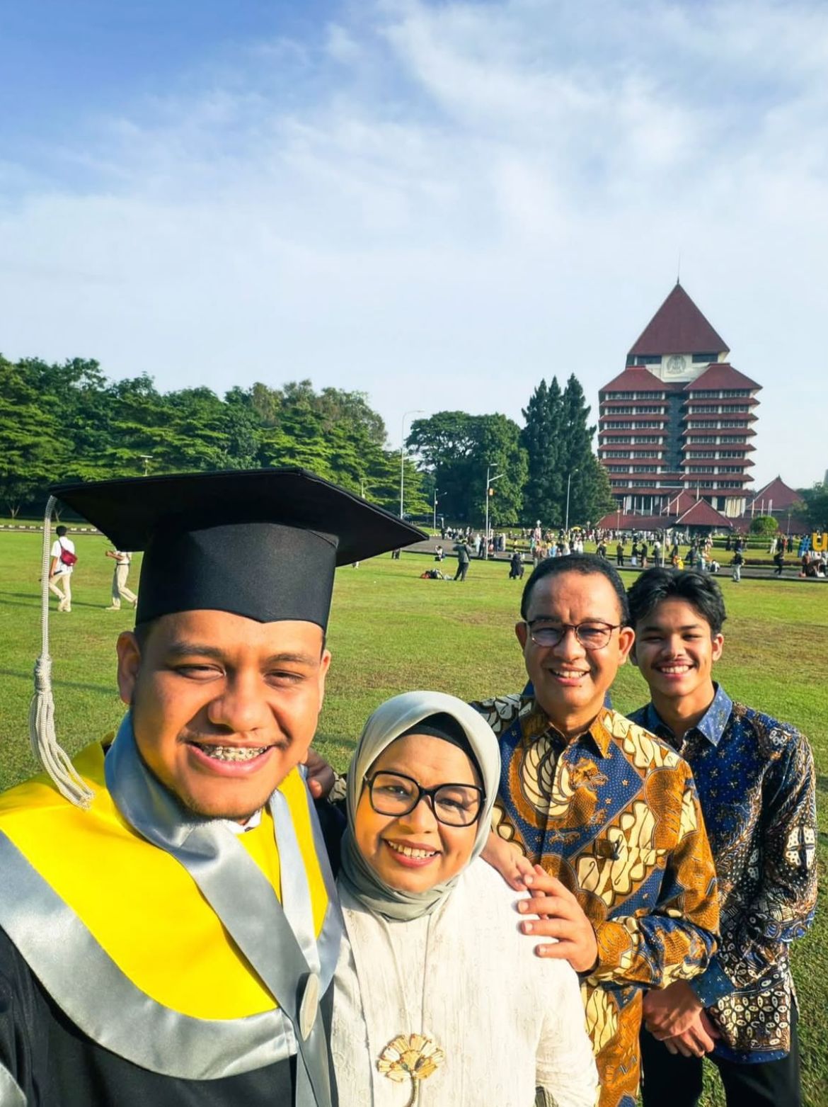 Momen Haru Menkeu Purbaya, Anies Baswedan & Mendagri Bima Arya Sama-sama Hadiri Wisuda Anak di UI