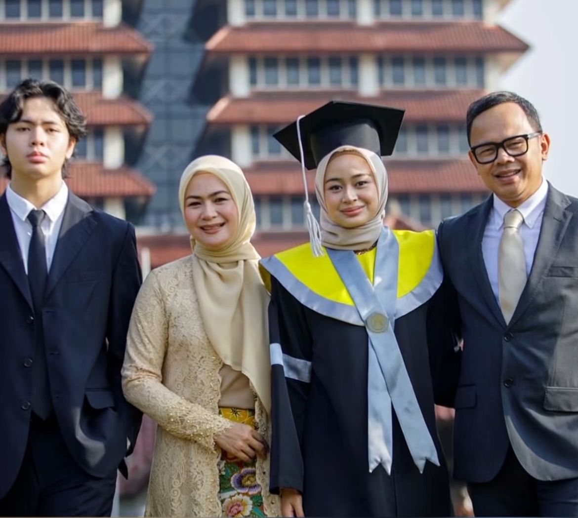 Momen Haru Menkeu Purbaya, Anies Baswedan & Mendagri Bima Arya Sama-sama Hadiri Wisuda Anak di UI