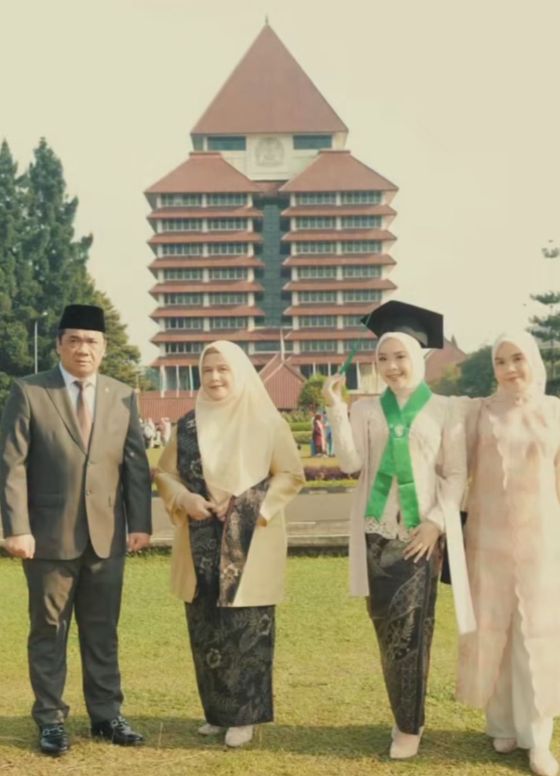 Momen Haru Menkeu Purbaya, Anies Baswedan & Mendagri Bima Arya Sama-sama Hadiri Wisuda Anak di UI