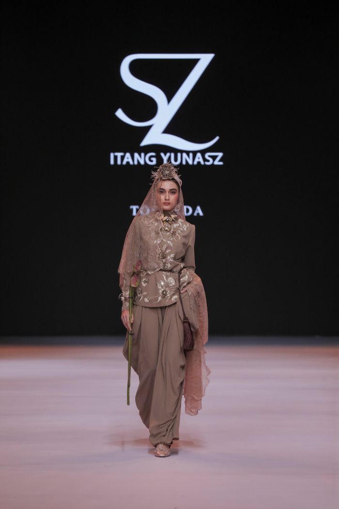 Koleksi Seroja in Bloom dari Itang Yunasz, Tampilan Gaya Elegan di Hari Raya