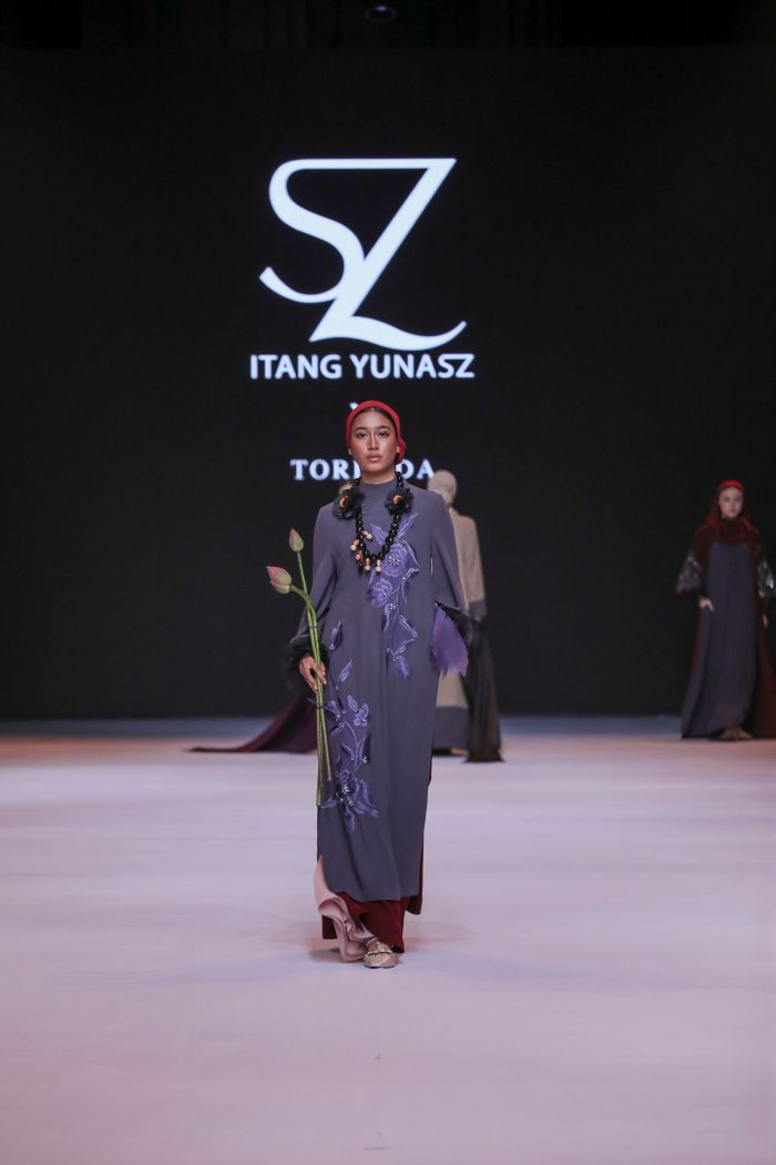 Koleksi Seroja in Bloom dari Itang Yunasz, Tampilan Gaya Elegan di Hari Raya