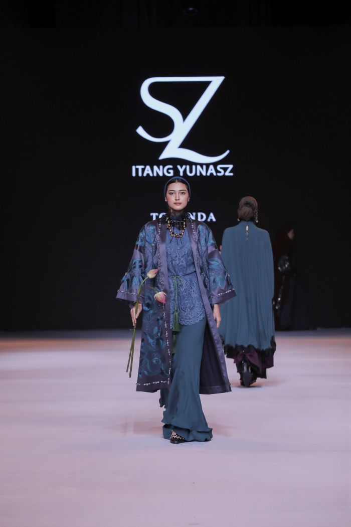 Koleksi Seroja in Bloom dari Itang Yunasz, Tampilan Gaya Elegan di Hari Raya