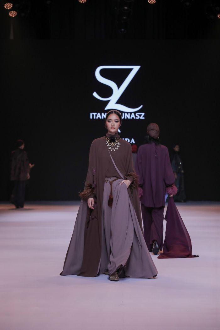 Koleksi Seroja in Bloom dari Itang Yunasz, Tampilan Gaya Elegan di Hari Raya