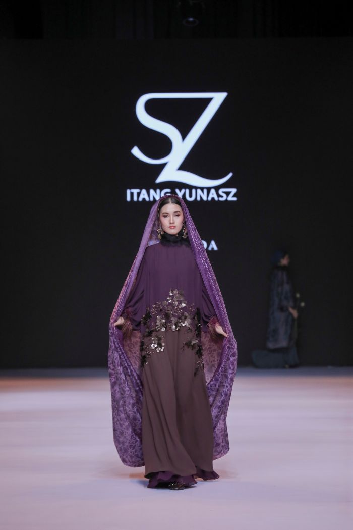 Koleksi Seroja in Bloom dari Itang Yunasz, Tampilan Gaya Elegan di Hari Raya