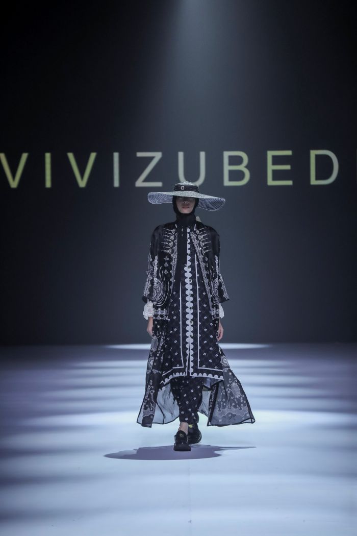 Vivi Zubedi Hadirkan Koleksi Raya Signature Monogram Bergaya Bold dan Classy