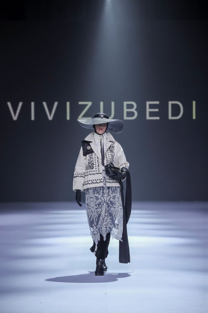 Vivi Zubedi Hadirkan Koleksi Raya Signature Monogram Bergaya Bold dan Classy